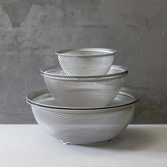 ステンレス丸ざるとステンレス浅型ざるト