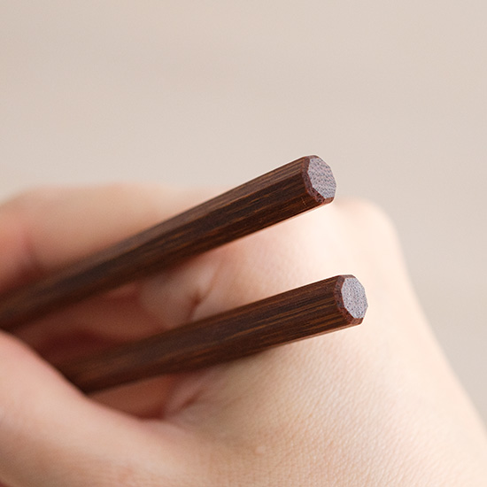 八角摺り漆箸　燻し煤竹