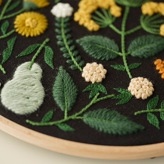 ウールニットの花刺繍キット