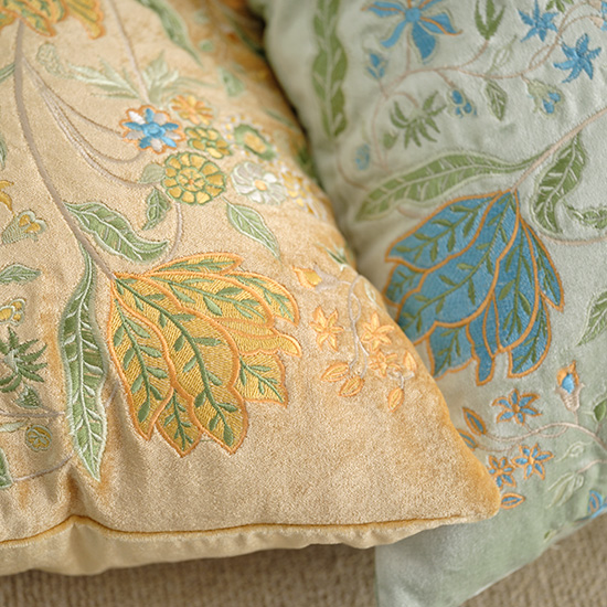 ボタニカル刺繍のクッション