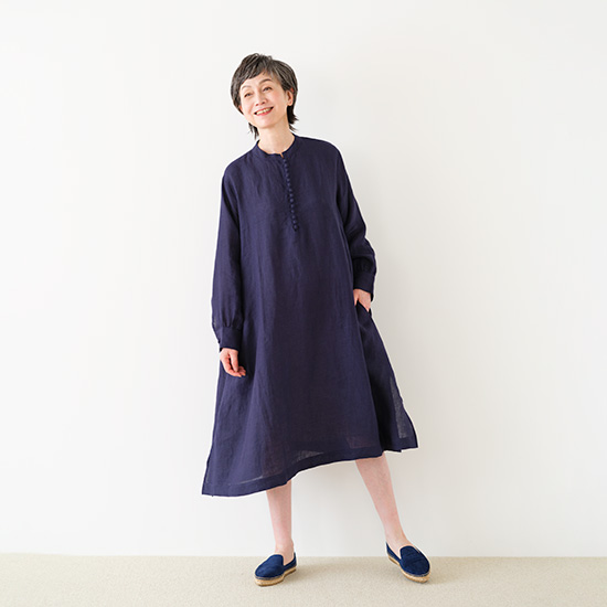 くるみボタンのワンピース