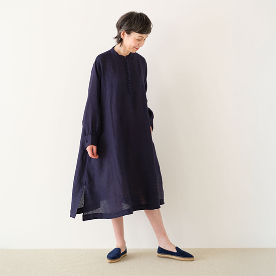 くるみボタンのワンピース