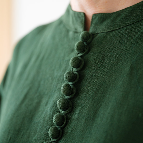 くるみボタンのワンピース