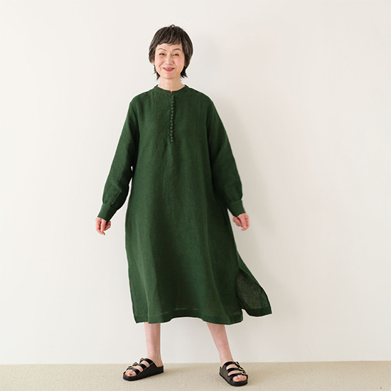 くるみボタンのワンピース