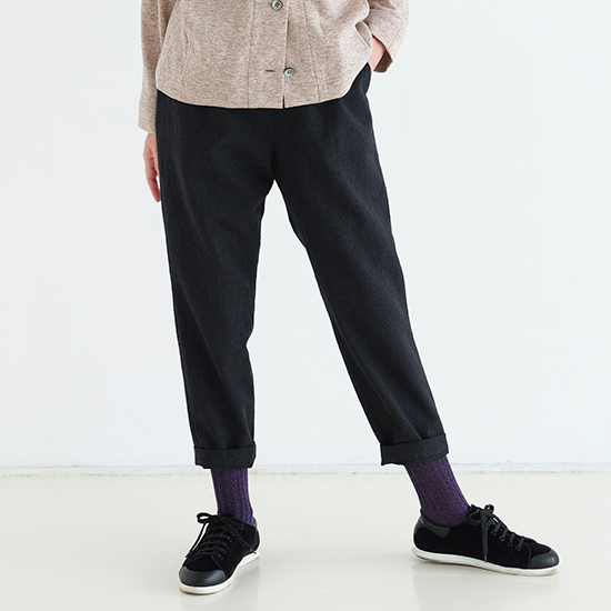 ウールヘリンボンのテーパードパンツ