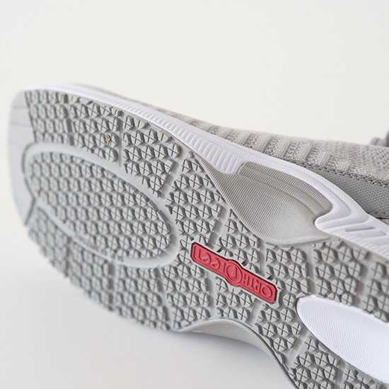 ハンズフリー　スニーカー